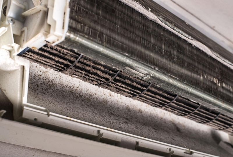 Climatiseur encrassé avec moisissures et poussières — avant nettoyage Climeo34 Montpellier